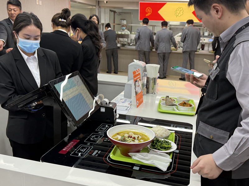 智慧食堂現(xiàn)場運(yùn)營照片.jpg